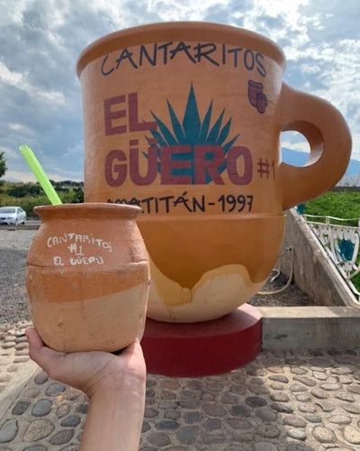 mano con cantarito afuera de los cantaritos el güero